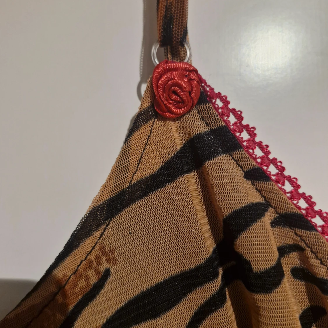 Tigermönstrad klänning med spetsdetaljer - 2