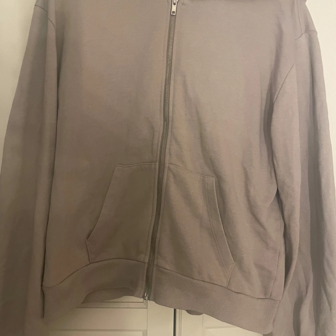 Beige hoodie med dragkedja från 157