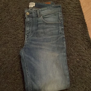 Blå jeans från Timberland - Snygga blå jeans från Timberland i skinny fit. De har en klassisk femficksdesign och en knappgylf. Perfekta för en stilren look.