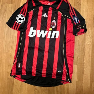 Milan fotbollströja (kaka) - Ac Milan fotbollströja Kaka med cl patches, ny med tags
