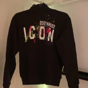 Dsquared 2 icon hoodie - Äkta dsqrd hoodie storlek M men passar dig med storlek L vinner jag oftast har