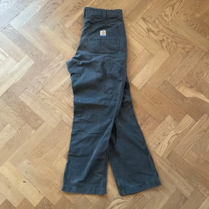 Grå byxor från Carhartt - Säljer ett par grå arbetsbyxor från Carhartt. (34x32)