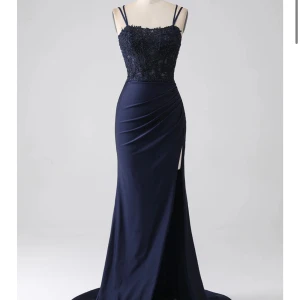 Marinblå balklänning - Super fin balklänning med spetsdetaljer upp till och en slits på sidan. Har aldrig använt bara provat. skriv för funderingar💗