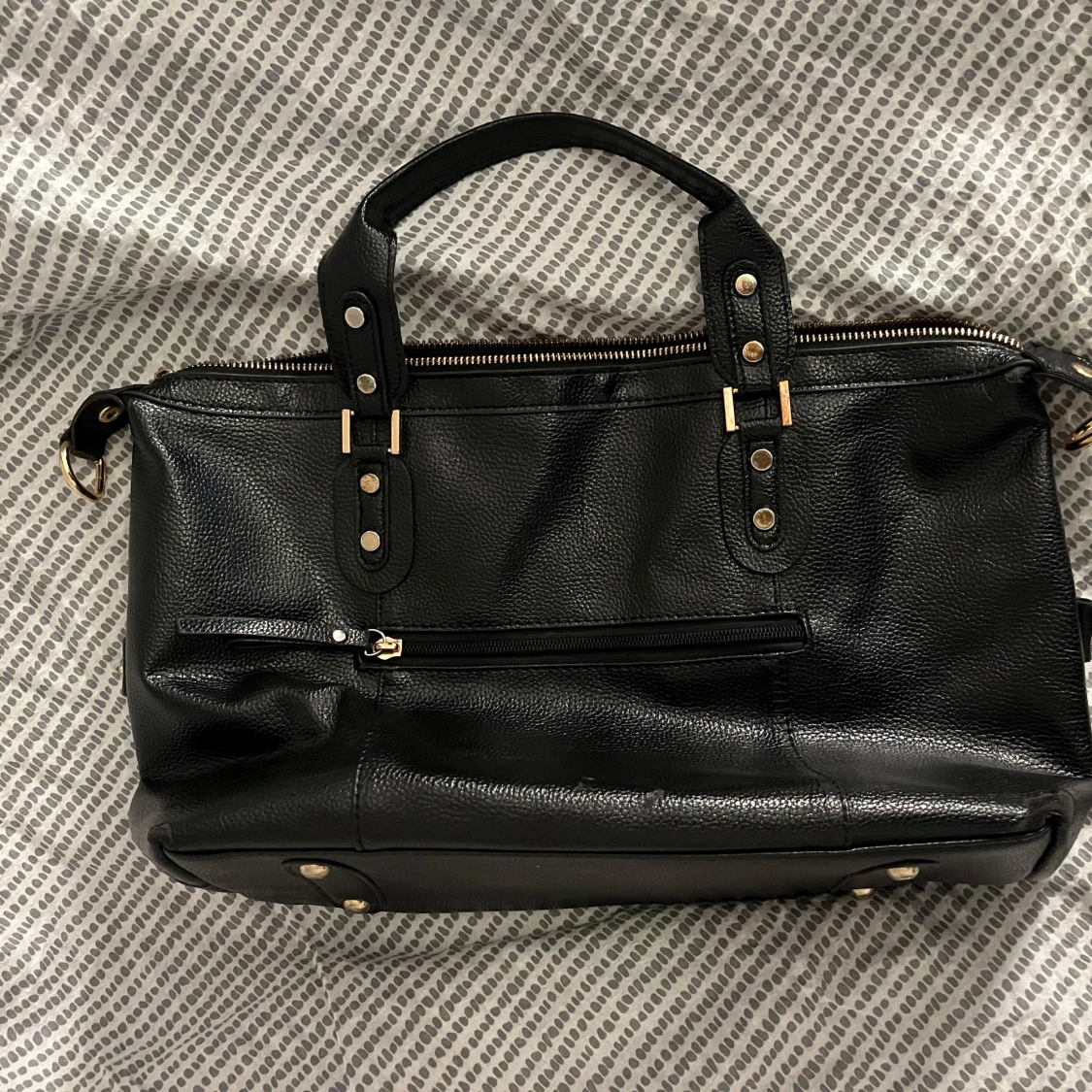 Svart skinnväska med dragkedja