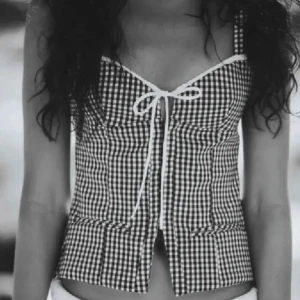 Svartvit rutig korsett - Trendig svartvit rutig korsett med knytning framtill. Använd fåtal gånger och i fint skick. Skriv om du vill ha fler bilder❤️