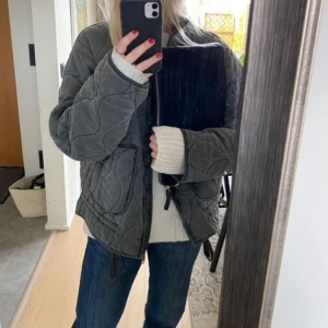 Grå jacka från zara  - Grå jacka från zara perfekt till våren men även när det är lite kallare. Ljuset gör att den ser lite grön ut men den är mörkgrå. Skriv privat för frågor/ fler bilder💕💕 pris går att diskuteras! 