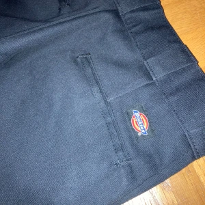 Dickies 874 (30x32) - Svarta Dickies i storlek 30x32.  Bara använda två gånger, tyvärr fått lite slitage från skateboard åkning :/