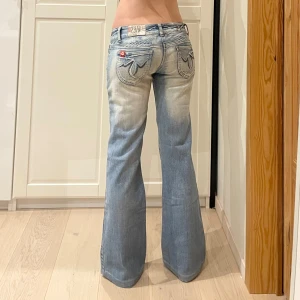 Vintage lågmidjade bootcut jeans🤩 - Midja 40x2 cm plus stretch, gren 19 cm o innerben 77 cm💕Jae 169 o xs-s o håller in pytte i midjan. Märkta storlek 44 men supersmå i storleken. Skulle personligen gissa på S men det är måtten som gäller