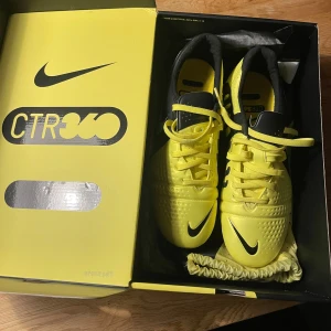 Nike fotbollsskor  - Säljer dessa helt nya Nike CTR skor väldigt sällsynta! Storlek 42, kom med bud!