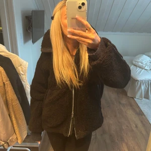 svart teddyjacka från hm - säljer denna trendiga teddyjackan från hm! storlek S💕
