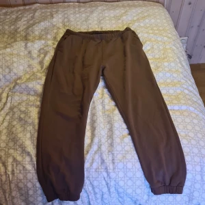 Bruna mjukisbyxor från 157 - Säljer ett par bruna mjukisbyxor från 157. De har en elastisk midja och muddar vid bensluten för en bekväm passform. Perfekta för en avslappnad stil. Lite stora för mig som är S-M