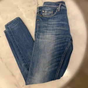 Tiger of Sweden | Jeans - TOS jeans | Populära modellen ”Pistolero” | Slimfit | Ljusblå, fade | 30:32 | Använda knappt en säsong, köptes för 1499