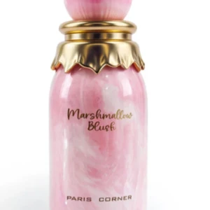 Marshmallow Blush parfym från Paris Corner - En elegant parfymflaska i rosa med gyllene detaljer. Flaskan har en marmorerad design och en dekorativ kork. Doften heter Marshmallow Blush och ger en söt och mjuk känsla. Perfekt för den som älskar en feminin och lekfull stil.