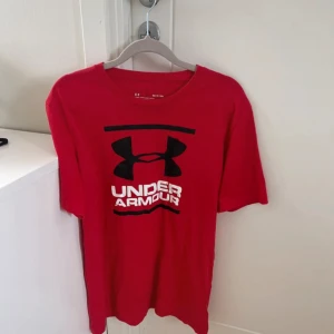 t-shirt Under Armour - Säljer denna då den inte riktigt kommit till användning. Den är i fint skick och endast använd en gång då jag tycker den är lite lång på mig.