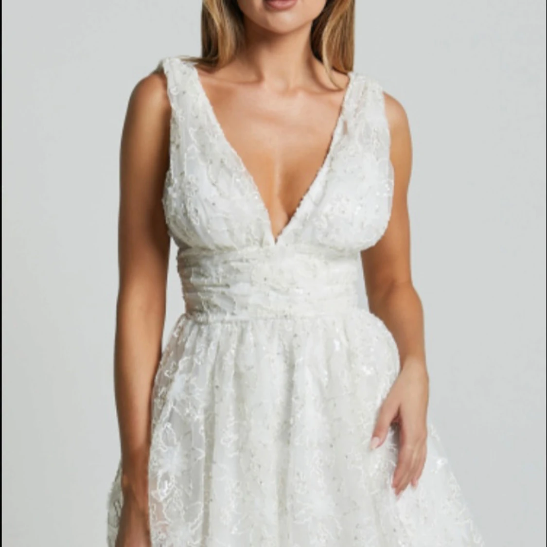 Vit spetsklänning med v-ringning - 1