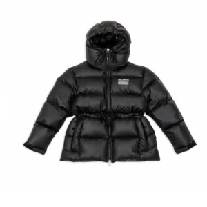 Svart dunjacka från Axel Arigato - Snygg svart dunjacka från Axel Arigato med dragkedja och justerbar midja. Jackan har en hög krage och huva för extra värme. Perfekt för kyliga dagar med sin stilrena design och praktiska detaljer. Använt sparsamt inköpt för 3 månader sedan har kvitto nypris 5 367,50 KR