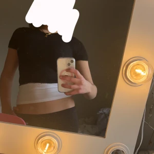 Svart kortärmad topp från Zara - Säljer en svart stickad kortärmad topp från Zara. Den är enkel och stilren, perfekt för olika tillfällen. Aldrig använd💕💕