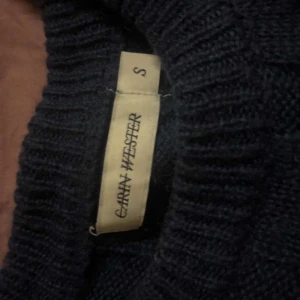 Mörkblå stickad tröja från Carin Wester. - Säljer en stilren mörkblå stickad tröja från Carin Wester. Tröjan har ett diskret randigt mönster och långa ärmar, perfekt för kyligare dagar. Passar bra till både jeans och chinos. Perfekt för dig som gillar klassisk stil❤️