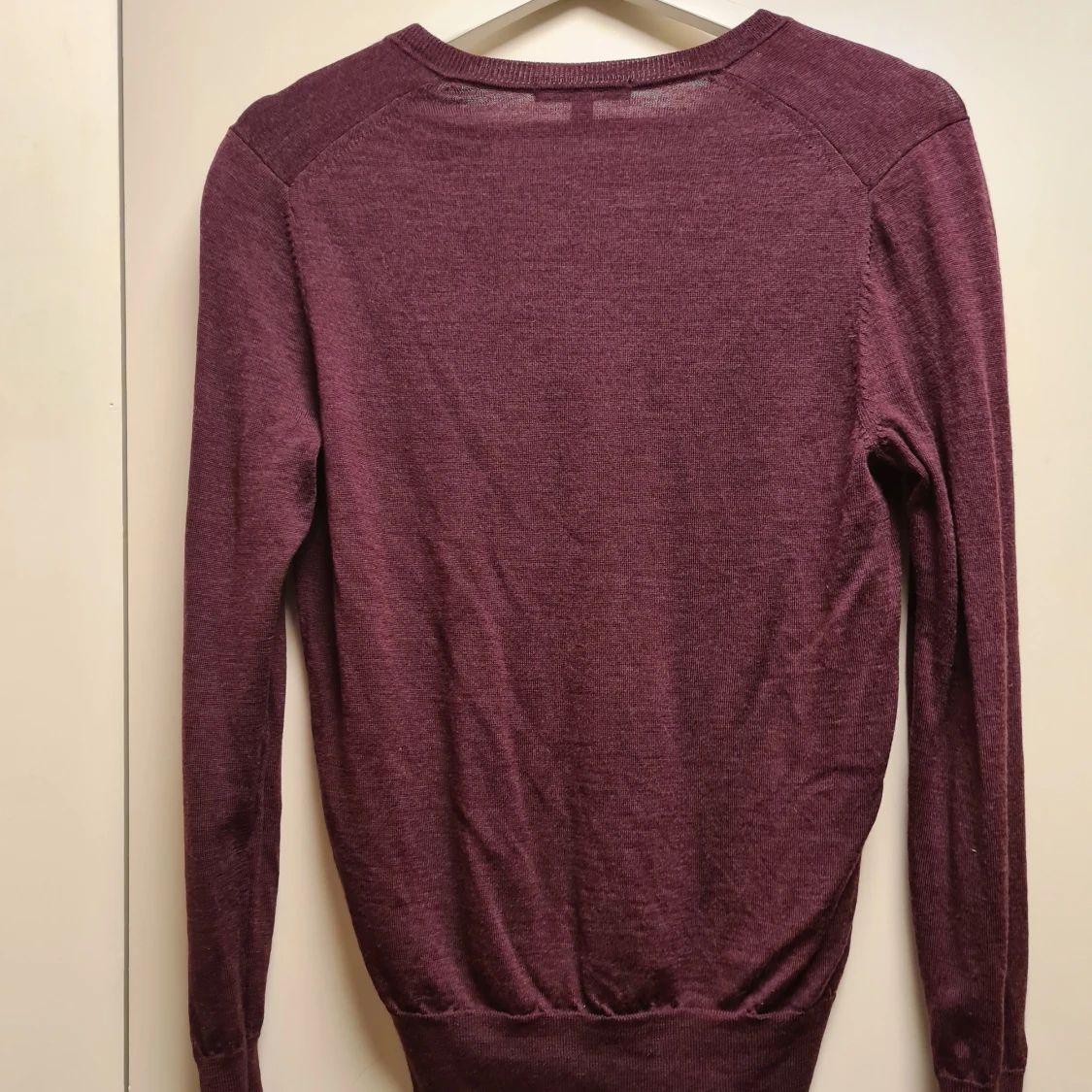 Vinröd tröja från Uniqlo - 2