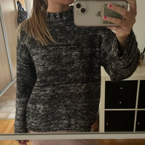 Svartvit stickad tröja från NA-KD - Säljer en mysig svartvit stickad tröja från NA-KD. 