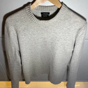 Tröja | Massimo Dutti  - Stickad Tröja | 100% ull | Massimo Dutti | Grå | Stl M | Nypris ≈ 999 | 185 cm & 72 kg han på bilden