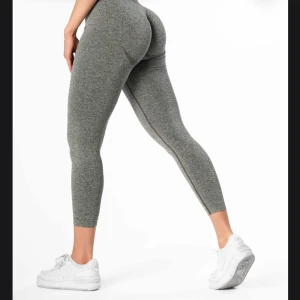 Echo seamless - forest green - Snygga mörk gröna leggings i stretchigt material som sitter tight och bekvämt. Perfekta för träning eller en avslappnad dag. De har en hög midja som ger extra stöd och komfort.