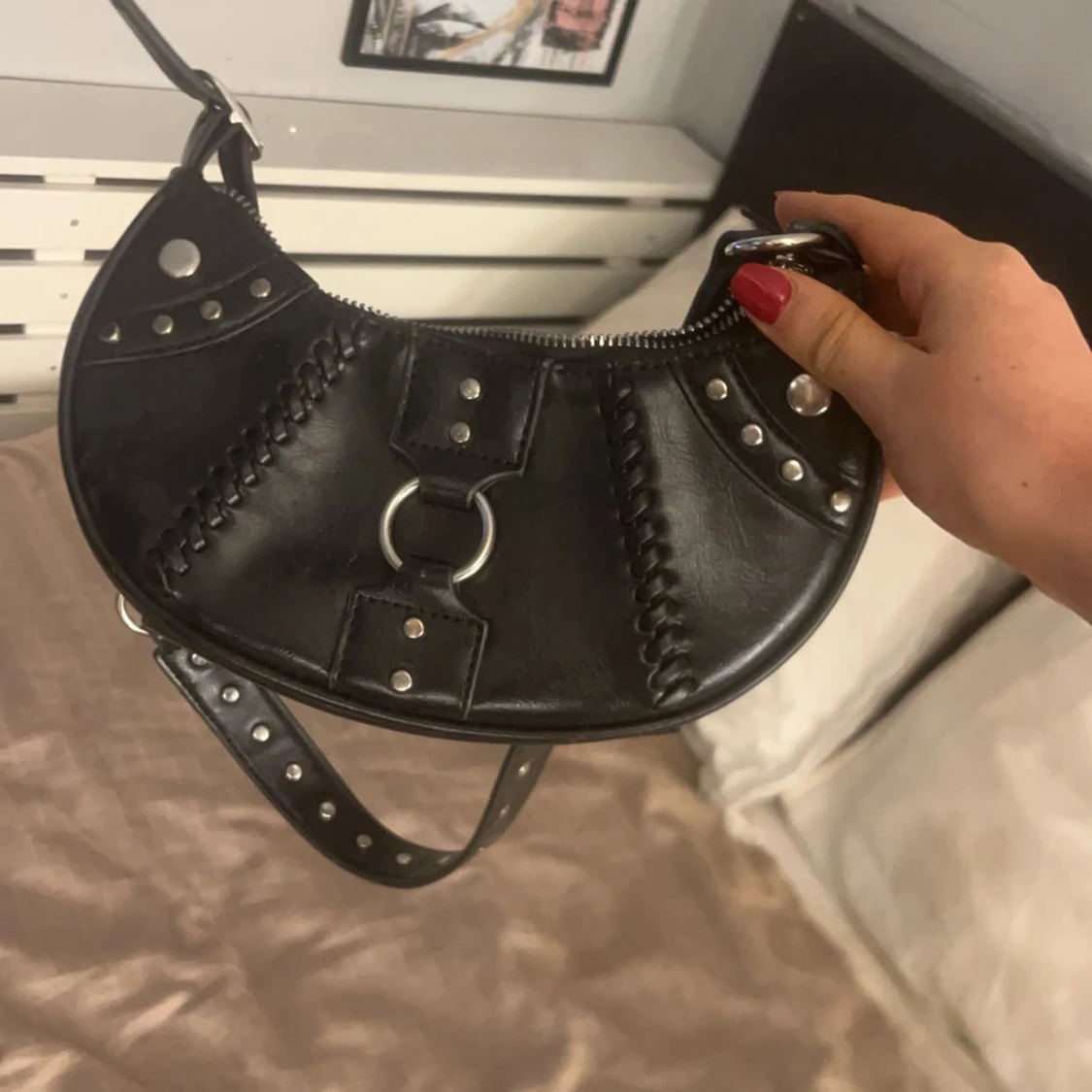 Svart axelväska med nitar