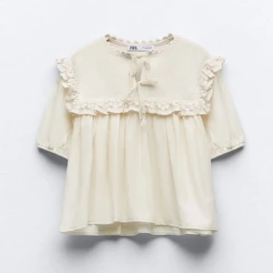 Super söt sommar topp💕 - Säljer denna super söta och slutsålda sommar topp från Zara, säljer pga använder inte längre. Skriv vid frågor! ⚠️Tryck inte på köp nu då jag säljer samma på vinted⚠️!💕Pris kan diskuteras!