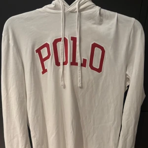 Ralph Lauren  - Hej säljer en stilren vit tröja från Ralph Lauren. Tröjan har en klassisk huva och är lång ärmad. Storlek: M men passar S. Vid minsta fråga eller fundering är det bara höra av sig!