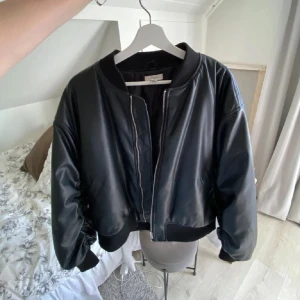 Svart bomberjacka i fakeskinn - Säljer min oversized bomberjacka i tjockt material från topshop✨Köpt för 800kr. Endast använd ett fåtal gånger och i väldigt fint skick! 