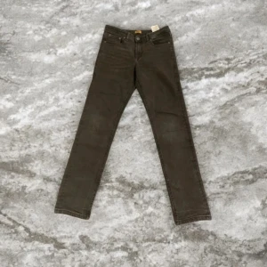 Bruna slim fit byxor från H&M - Två par svarta jeans!!