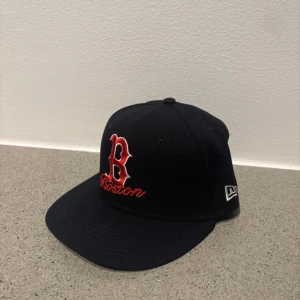 New Era keps - Riktigt snygg new era keps. I inprencip nytt skick! Kom gärna med frågor😊