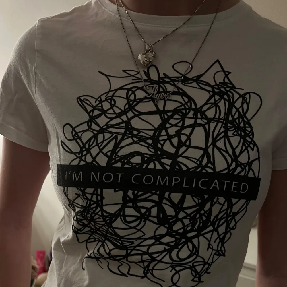 Säljer en vit t-shirt med en coolt text! Köpt utomlands så vet ej var, skulle säga att storleken är XS🤍 Aldrig använd endast testad. T-paidat.