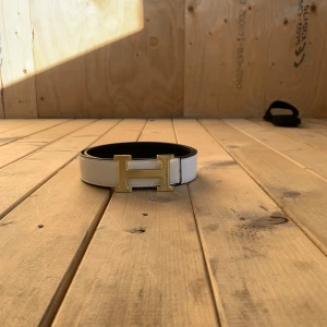 Bälte i vit/guld  - Helt oanvänd vid frågor ställ i dm ❗️