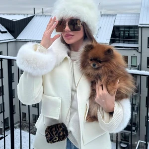 Vit jacka med pälskrage - Snygg populär vit jacka från bellojackets med fluffig pälskrage och pälskantade ärmslut. Jackan har en dragkedja framtill och stora fickor.