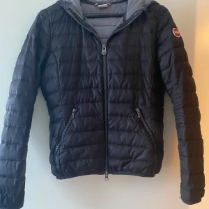 Colmar jacka - Säljer denna jacka från Colmar perfekt till våren då den inte kommer till användning längre. Den har ett litet hål som täcks av luvan och är lite sydd vilket man inte tänker på, därav priset. Annars i bra skick. Pris går att diskutera vid snabb affär!