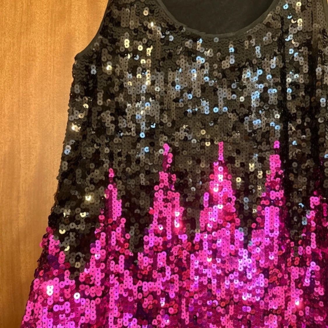 Svart och rosa paljettklänning - 1