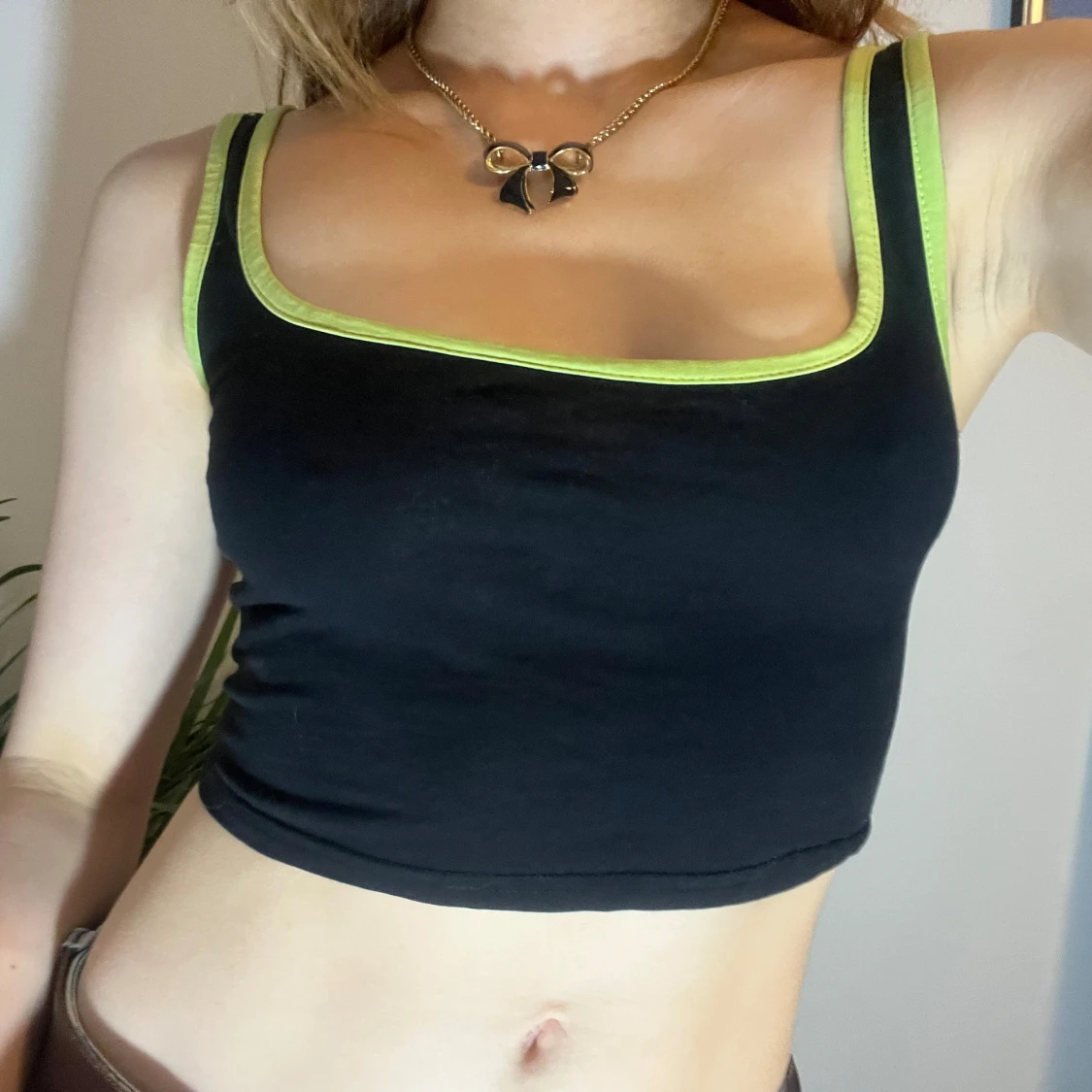 Svart croppad linnetopp med gröna detaljer