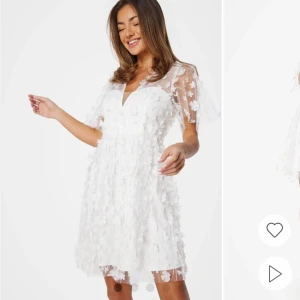 Vit blommig klänning - Söt studentklänning med blomdetaljer🤍🩷