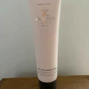 Anti-Frizz Repair Cream från Antonio Axu - Anti-Frizz Repair Cream från Antonio Axu är en utjämnande kräm som motverkar friss och ger håret en silkeslen känsla. Perfekt för att tämja bångstyriga lockar och ge en glansig finish. Innehåller 150 ml.