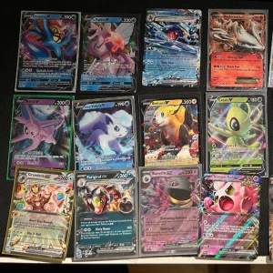 Samling av Pokémon-kort - En samling av olika Pokémon-kort med varierande kort. Alla för för 1000 eller 30 kr styck 