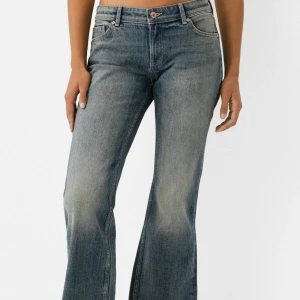 Blå bootcut jeans -  blå bootcut jeans med låg midja från bershka, aldrig använt, pris 350, strl 36 är en 175 och passar bra i längden 