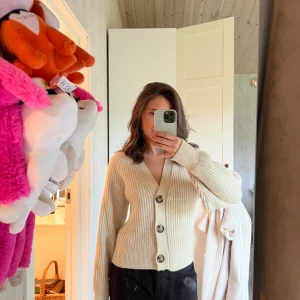 Beige stickad kofta med knappar - Säljer denna stickade kofta från HM i storlek xs då den inte kommer till användning längre🤎