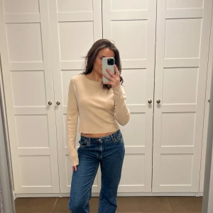 Beige stickad tröja - Beige stickad tröja från pull and bear i storlek L, men passar mig som vanligtvis är en S🩷Bara använd ett fåtal gånger!