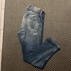 Replay anbass  - Säljer ett par tvär feta Reaplay anbass i storlek W30 L32. Ett par tvär feta unika jeans då de är en  moddelen broken edge som ej säljs mycket. Tar även emot byten🔃 och vid mer eventuella frågor kontakta gärna oss🤳✅kan gå ner i pris vid snabb affär 