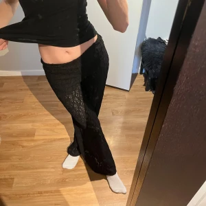 Spetsbyxor - Snygga svarta spetsbyxor som är lite tjockare, perfekta till lite kallare väder! Byxorna har inbyggda shorts. Använda en gång och jag är 168cm och de är långa på mig. Skriv för fler bilder! 