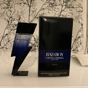 Bad Boy Cobalt Eau de Parfum från Carolina Herrera - 1ml=30kr 2ml=45kr 5ml=70kr 10ml=110kr 