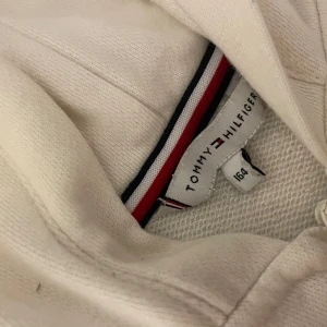 Tommy Hilfiger kofta  - En vit och fin fräsch Tommy Hilfiger kofta utan defekter 💕storlek 164 som jag upplever är XS! Skriv för fler funderingar. Lägg budförslag 