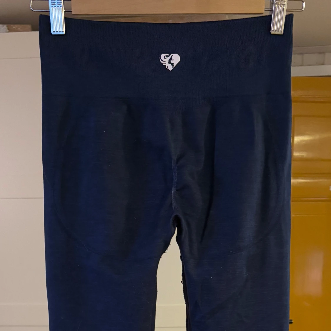 Marinblå träningstights med scrunch - 2