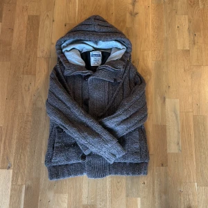 Grå stickad cardigan - Säljer denna sjukt snygga cardigan koftan från bershka i storlek S men passar M. Den är i utmärkt skick!